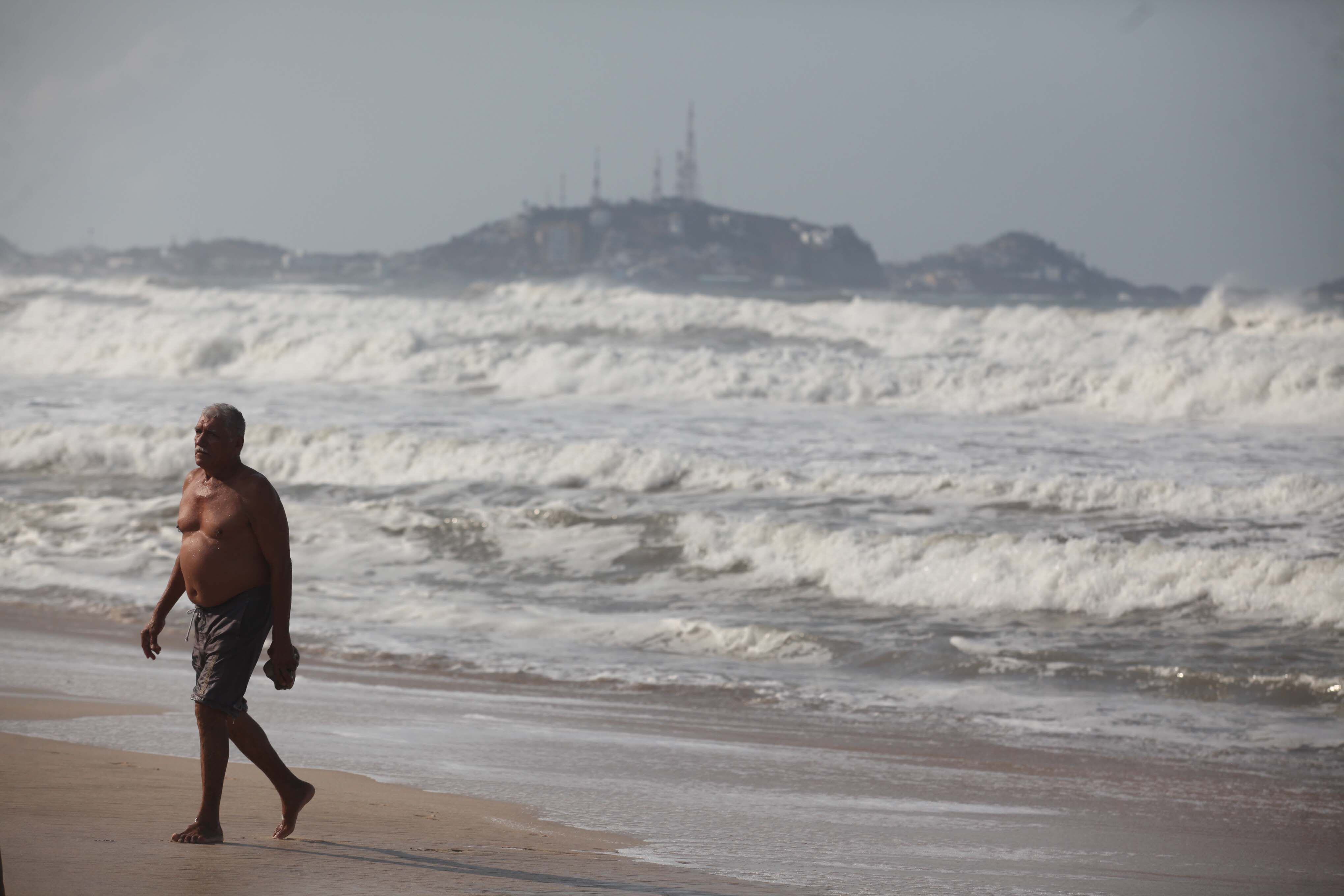 Imagen de archivo de una vista general de las altas olas propiciadas por fuertes vientos en el puerto de Mazatlán. (EFE/STR)