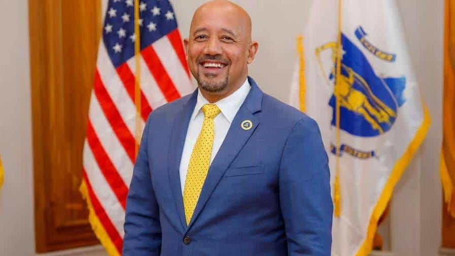 Brian A. De Peña, alcalde de Lawrence, Massachusetts, sonríe en un retrato en medio de una acusación federal por fraude electrónico y lavado de dinero. (@mayorlawrencema)