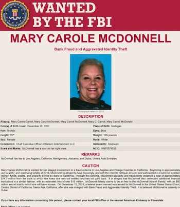Afiche de búsqueda del FBI con la fotografía de una mujer de cabello rubio identificada como Mary Carole McDonnell y el texto "Wanted by the FBI"