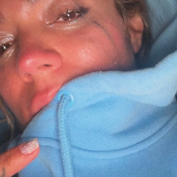 Karol G preocupó a sus seguidores al compartir una foto en lágrimas - crédito @karolg/Instagram