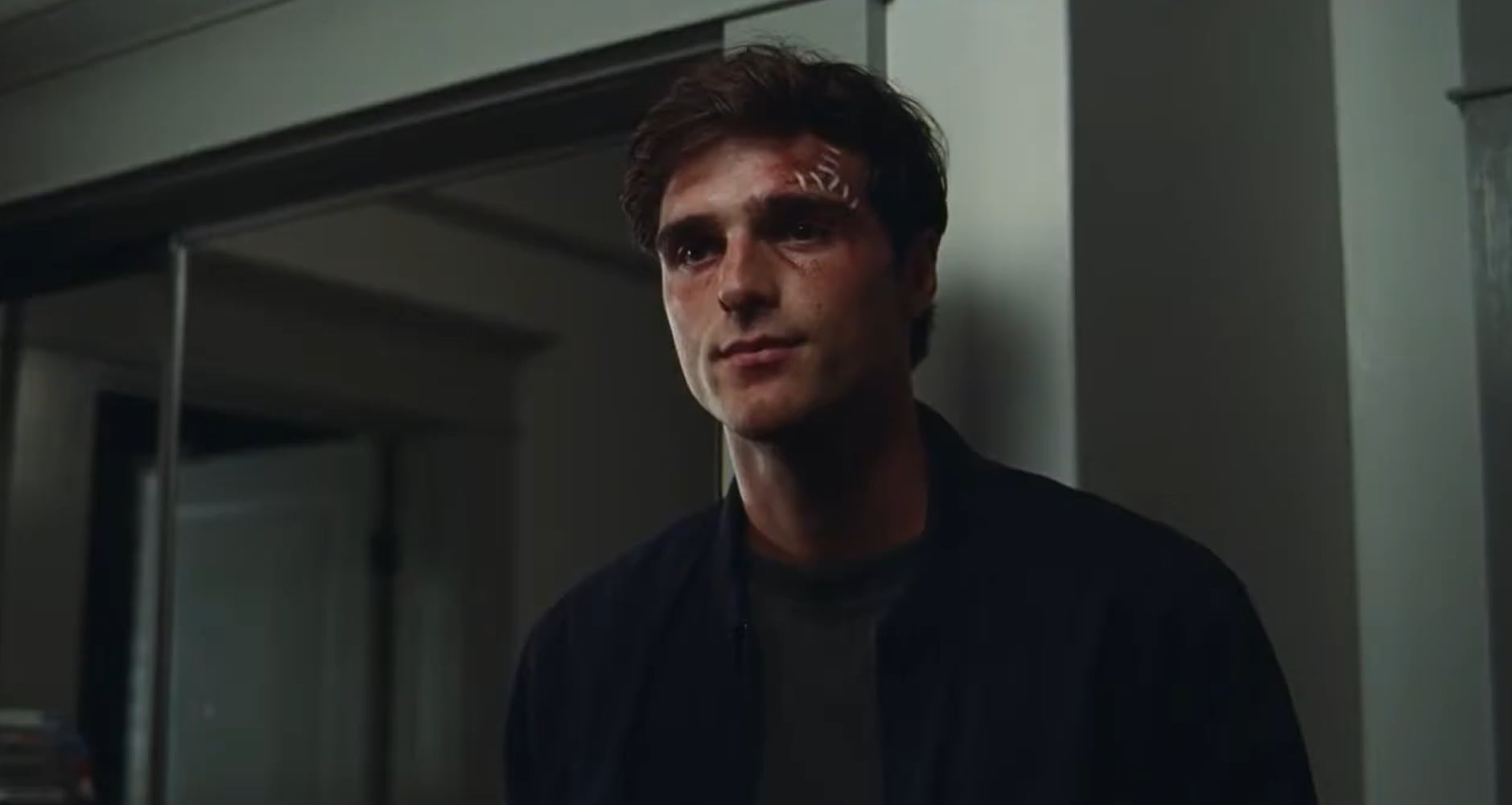 Jacob Elordi interpreta a Nate Jacobs en un momento tenso de Euphoria, mostrando las consecuencias físicas de los conflictos del personaje con heridas visibles en su rostro. (Captura de video: YouTube/HBO)