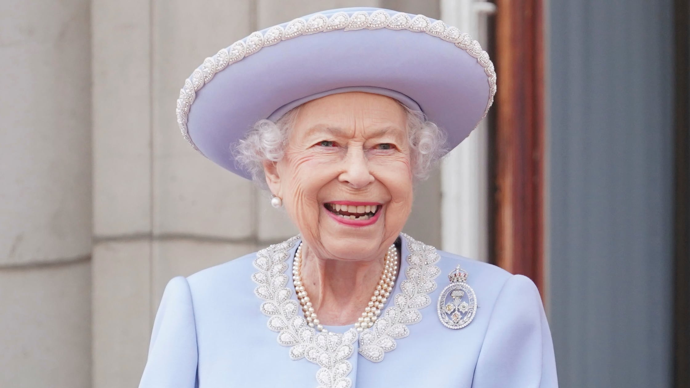 Conjunto lila perla, con bordados y aplicaciones de perlas en abrigo y sombrero, este último decorado con cenefa de perlas (Jonathan Brady/Pool Photo via AP)