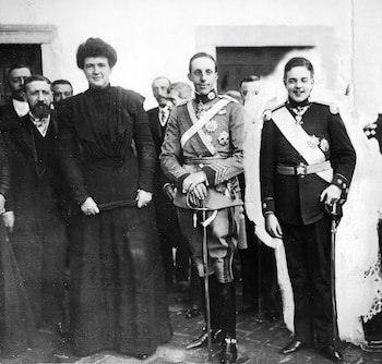 El rey Alfonso XIII, en el centro, junto al rey Manuel II de Portugal y la reina madre Amelia de Orleans. (Grosby/Joshua Benoliel)