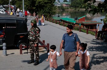 Un padre camina con sus