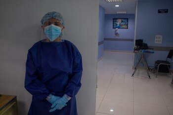 Enfermera Rosa del Hospital Polanco unidad Coacalco dentro de área covid en donde los pacientes que atendían hasta las 14:00 hrs estaban en un rango de edad 18-49 años, siendo parte de la población con mayor riesgo de contagio durante la tercera ola de contagios por Covid-19 y en la que el 98% de ingresos ha sido dado de alta. Estado de México, julio 23, 2021.
Foto: Karina Hernández / Infobae