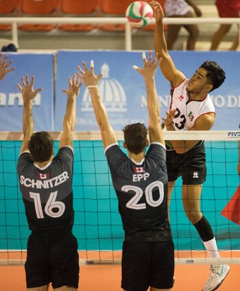 Josué López de México golpea