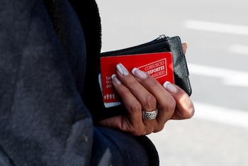 Una mujer sostiene su tarjeta de transporte público en Madrid. (EFE/ Eduardo Oyana)