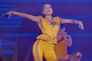 María Becerra de amarillo en