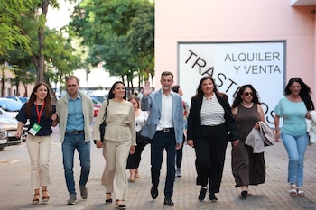 El candidato de Por Andalucía a la Presidencia de la Junta, Antonio Maíllo (c), a su llegada a la sede regional en Sevilla de la formación que lidera para seguir el escrutinio de las elecciones. A 17 de mayo de 2026 en Sevilla (Andalucía, España). / Rocío Ruz - Europa Press