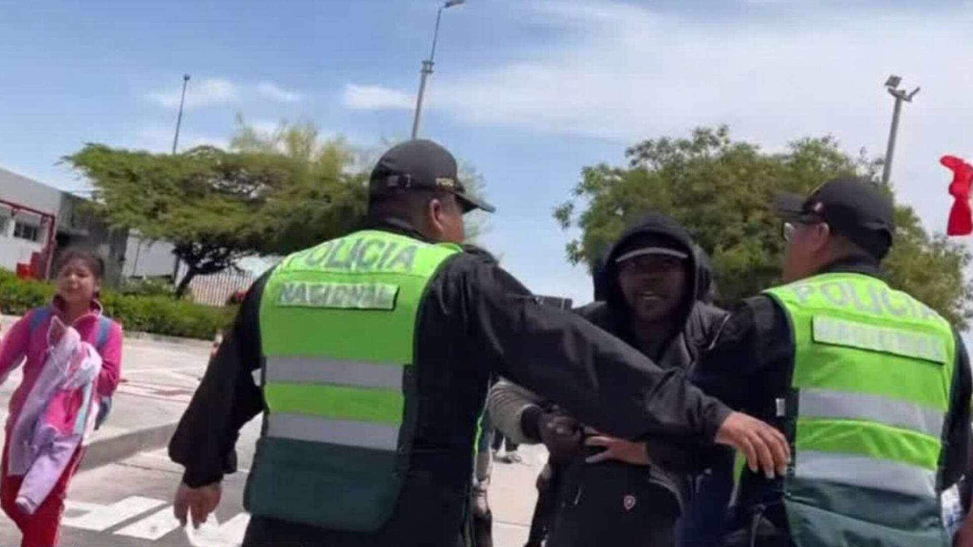 Enfrentamiento de migrantes y agentes de la PNP en la frontera Perú - Chile: ciudadanos insisten en cruzar para volver a sus países. (Foto: Canal N)