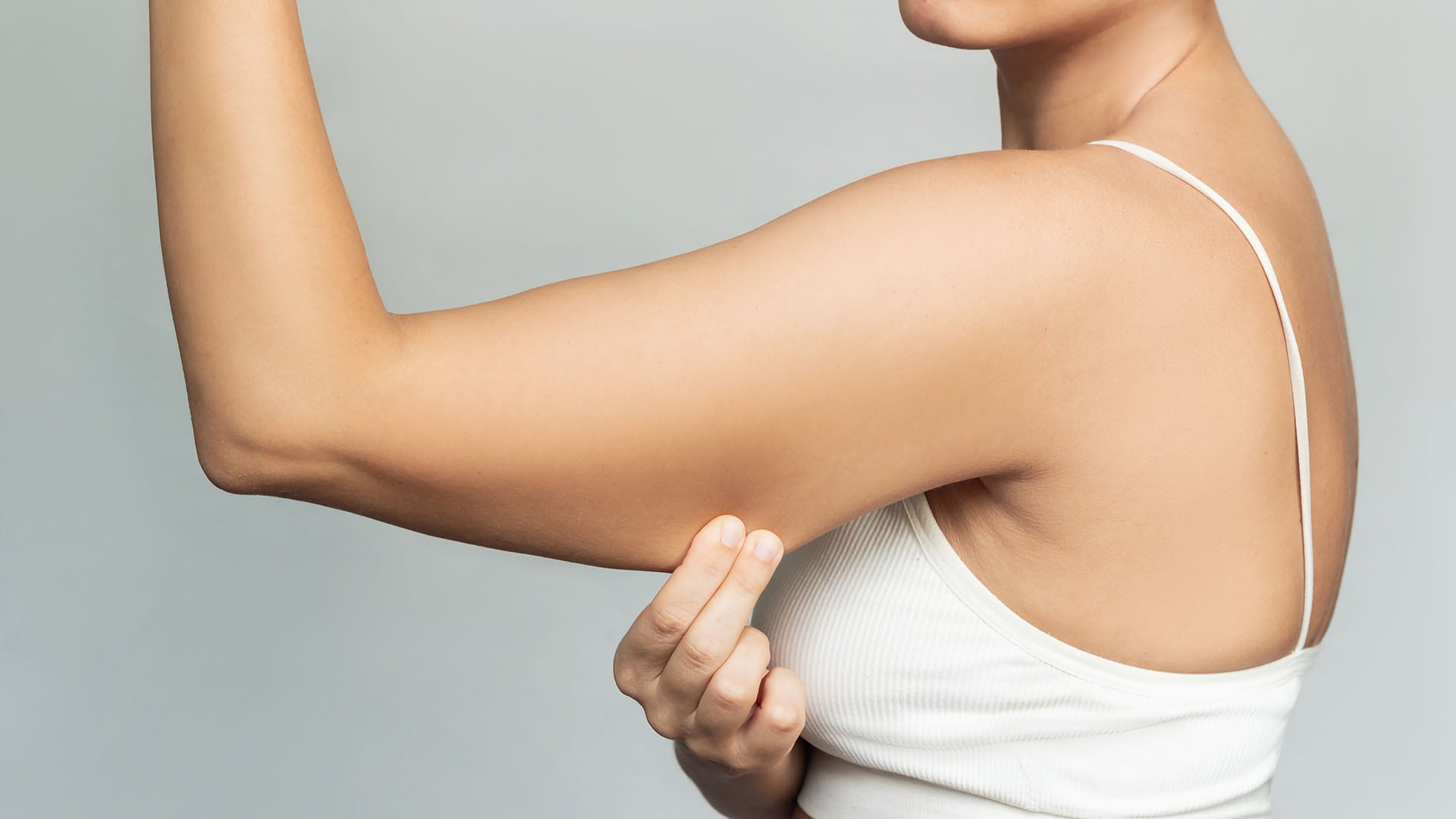 Alternar duchas frías y mantener una rutina progresiva favorece la producción de colágeno y contribuye a una piel firme en los brazos