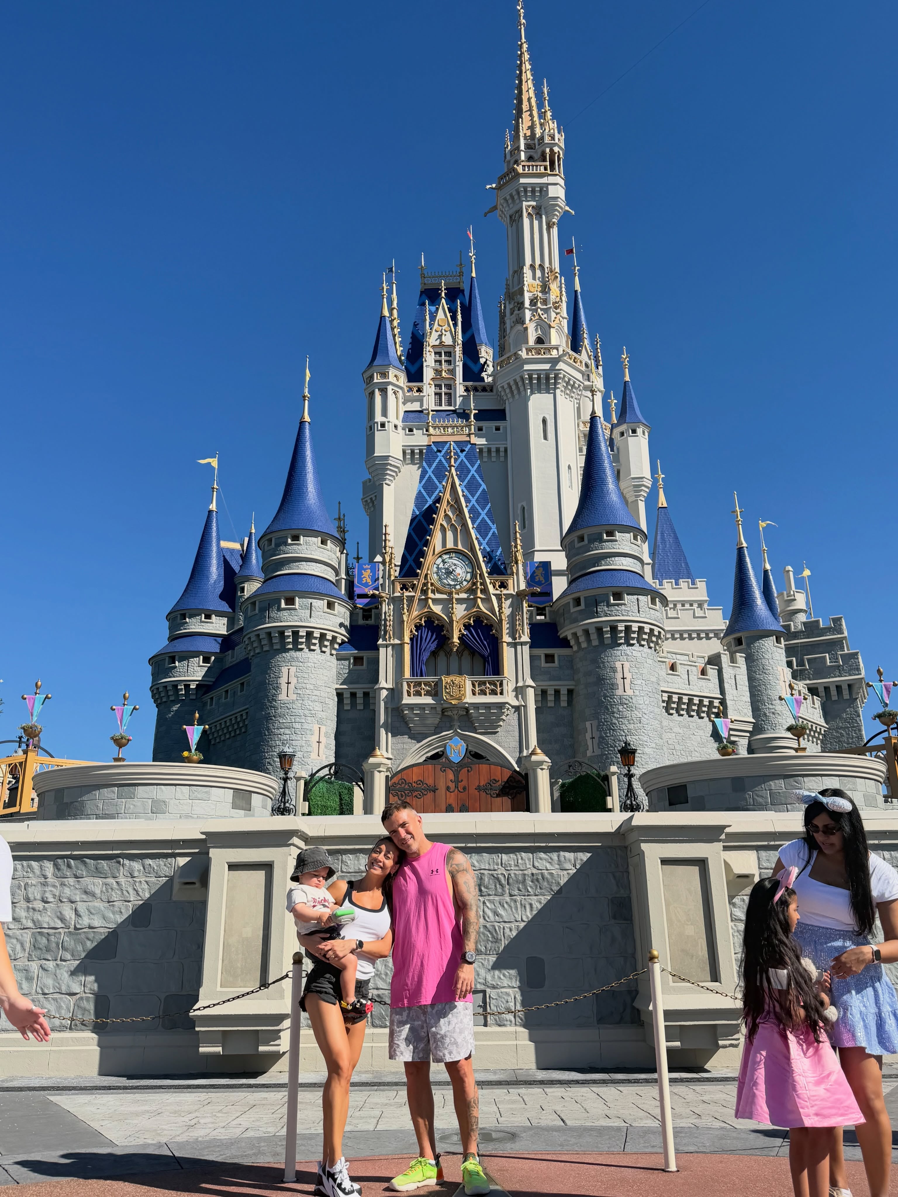 Sol Pérez posa junto a su esposo Guido Mazzoni y su hijo Marco frente al castillo de Magic Kingdom durante sus vacaciones familiares