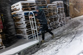 Un hombre empuja un carrito