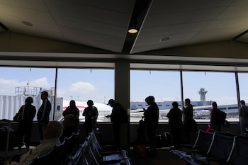 El salario mínimo vigente en hoteles y aeropuertos ronda los USD 22,50 por hora y seguirá por debajo del nuevo piso durante más tiempo (REUTERS/Megan Varner)