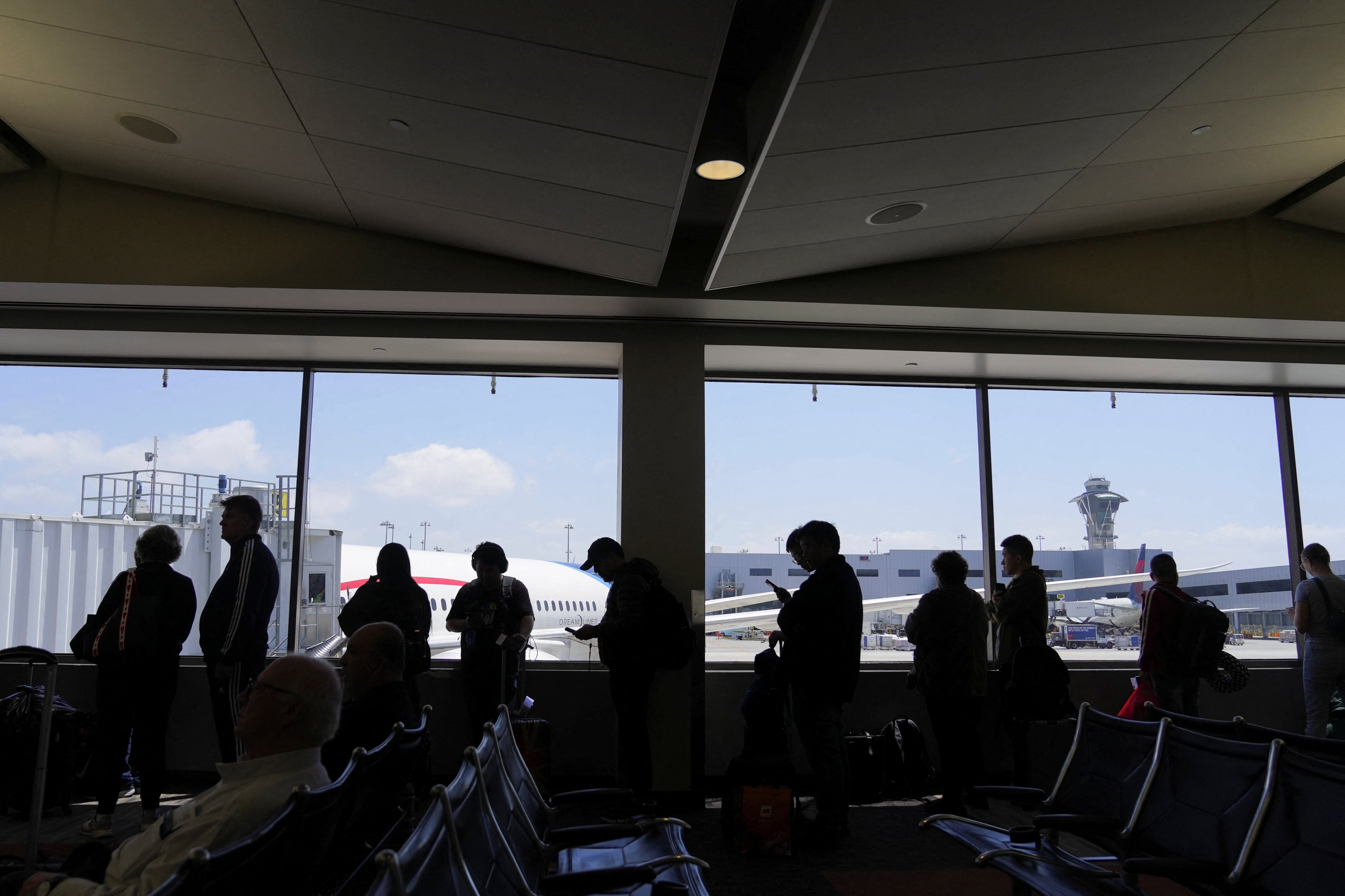 El salario mínimo vigente en hoteles y aeropuertos ronda los USD 22,50 por hora y seguirá por debajo del nuevo piso durante más tiempo (REUTERS/Megan Varner)