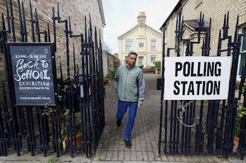 Un hombre sale del Museo Royston, que actúa como colegio electoral para las elecciones locales en Royston, Gran Bretaña, 4 de mayo de 2023. REUTERS/Peter Cziborra