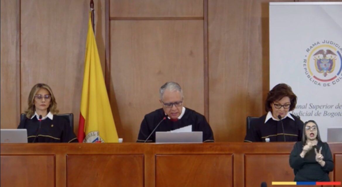 El proceso penal contra Álvaro Uribe trasciende lo individual y pone a prueba la capacidad de las instituciones para responder ante desafíos históricos en materia de justicia y gobernabilidad - crédito Captura de pantalla / X