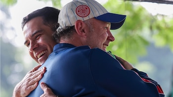 Rafa Márquez y Gabriel Milito compartieron vestidor en Barcelona y ahora se reencontraron como técnicos
