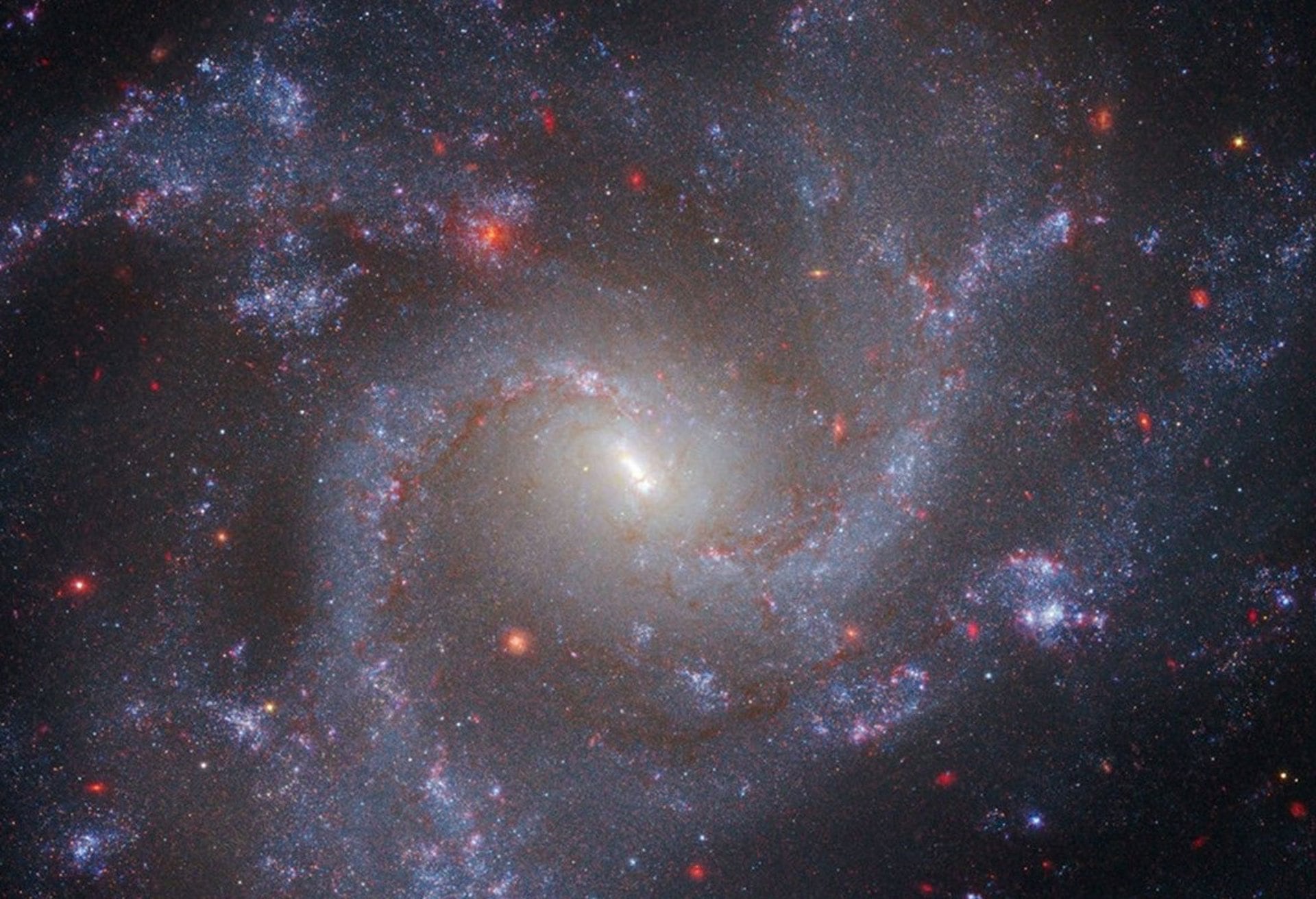 La observación del cosmos permite descubrir estructuras con formas familiares, estas imágenes ayudan a comprender el origen y evolución estelar (NASA)