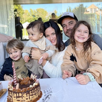 Paula Chaves con su familia