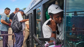 El ministro de Transporte admite el colapso del servicio público, con solo 11 viajes diarios desde La Habana