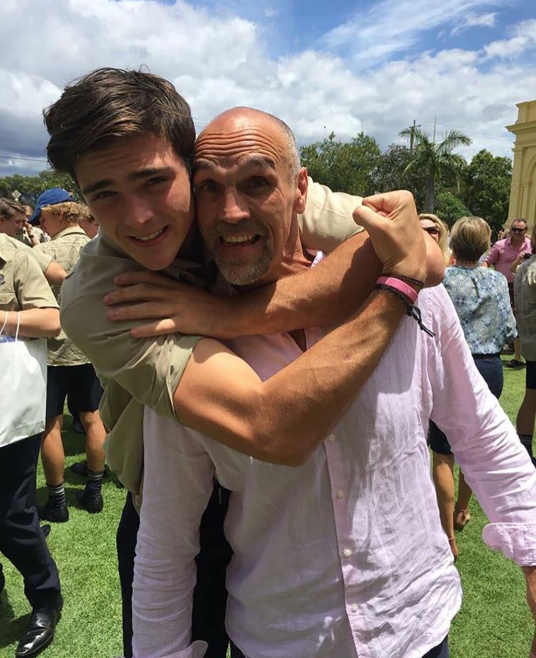 El actor revela su deseo de replicar la infancia que vivió junto a sus padres