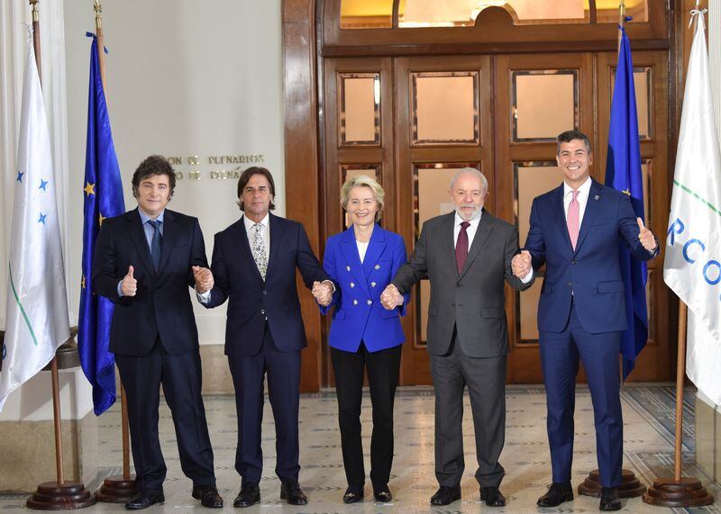 El Presidente de Uruguay, Luis Lacalle Pou, plantea con el Presidente de la Comisión Europea, Ursula von der Leyen, el Presidente de Argentina, Javier Milei, el Presidente de Brasil, Luiz Inácio Lula da Silva, el Presidente de Paraguay, Santiago Peña, durante una foto oficial en la Cumbre del Mercosur en Montevideo, Uruguay, el 6 de diciembre de 2024 (REUTERS/Martin Varela Umpierrez)