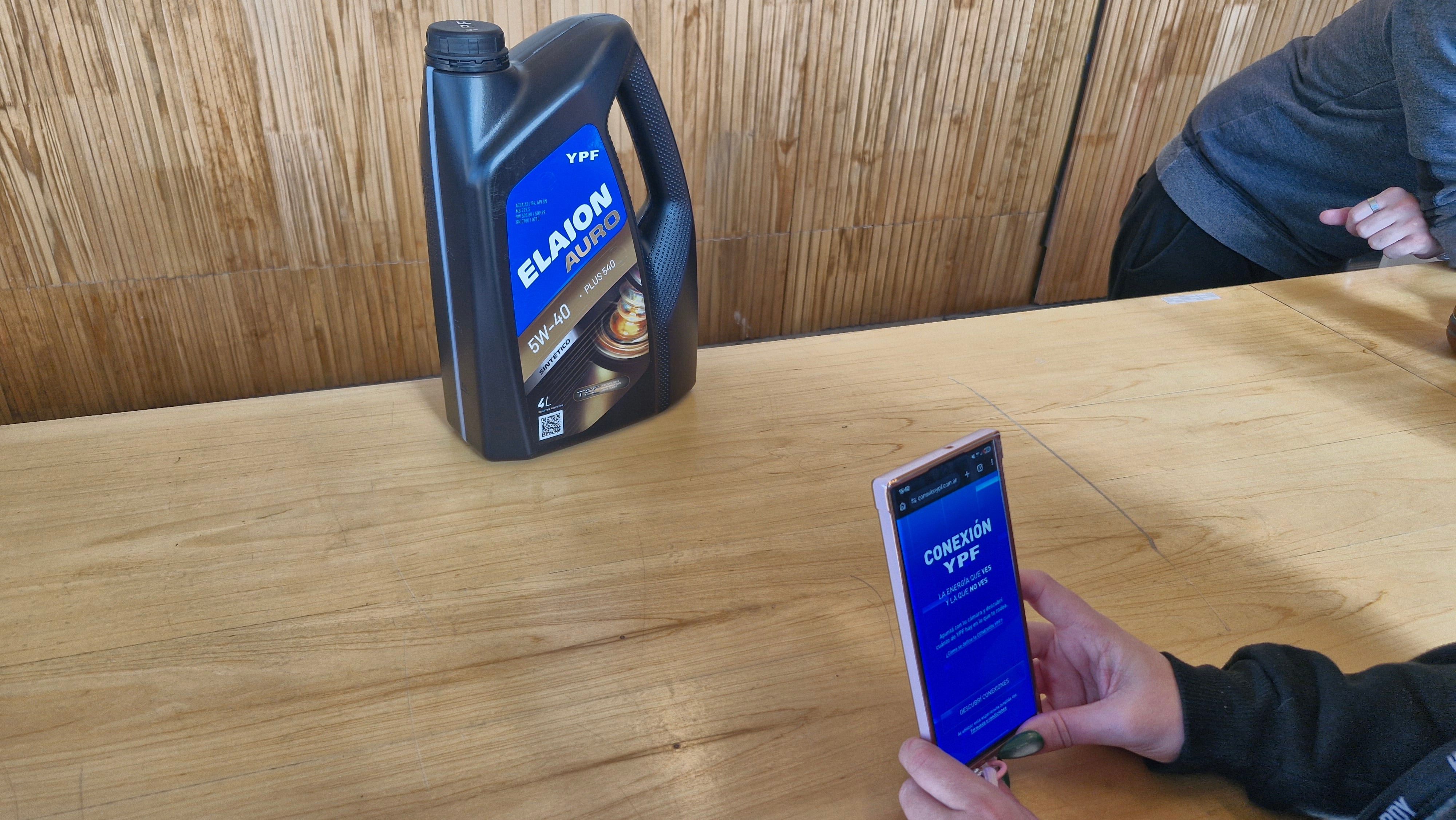 La plataforma digital invita a explorar la huella de la innovación argentina en pertenencias y símbolos culturales de la vida diaria (YPF)