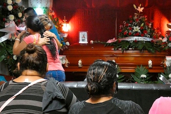 Familiares y amigos despiden a