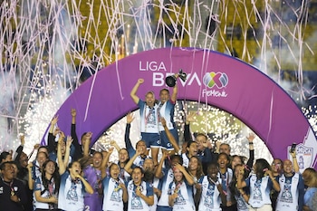 Jugadoras del Pachuca celebran con el trofeo tras coronarse campeones de la liga mexicana femenil al vencer 3-2 al América en el marcador global el lunes 12 de mayo del 2025. (AP Foto/Eduardo Verdugo)