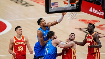 Finales de conferencia de la NBA: con una gran actuación de Middleton y Antetokounmpo los Bucks vencieron a los Hawks y se adelantaron en la serie