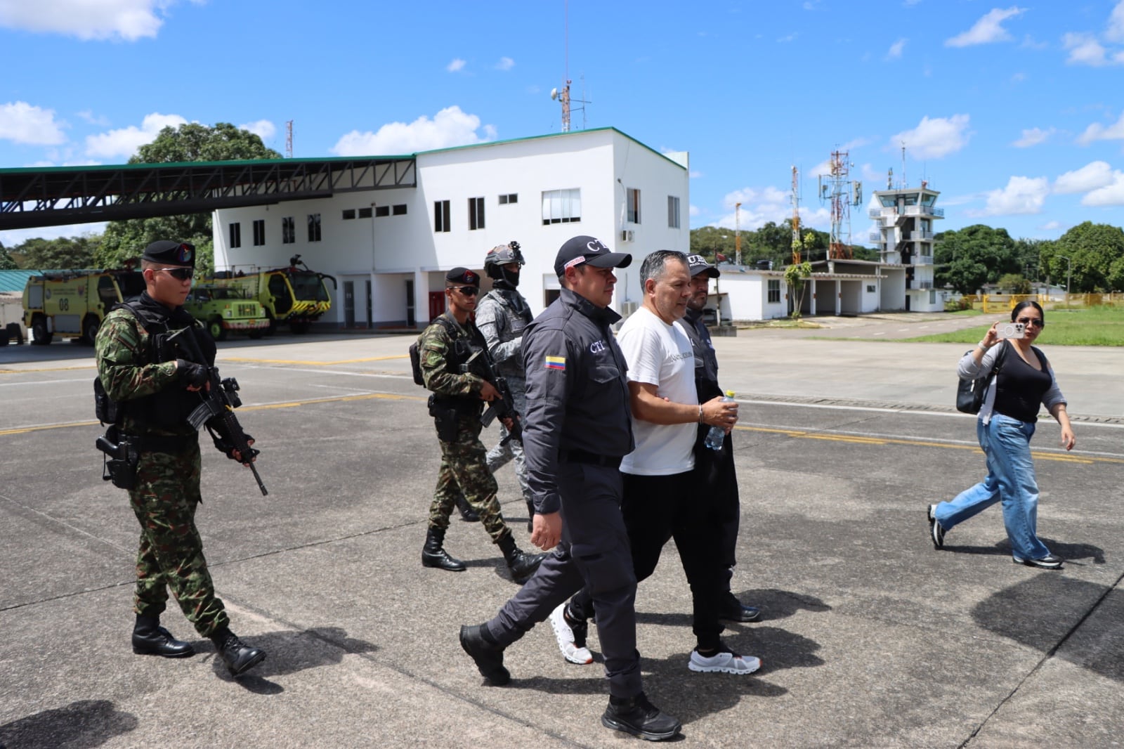 Alias Boni, cabecilla de la Segunda Marquetalia, ya está bajo custodia militar en Bogotá