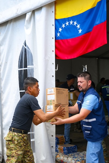 Personal de la misión salvadoreña entrega insumos médicos y ayuda humanitaria en un centro de acopio instalado en Venezuela (Cortesía Secretaría de Prensa).