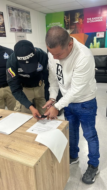 La Policía Nacional de Colombia a través de la Dirección de Investigación Criminal e Interpol, materializó la extradición activa desde Caracas (Venezuela) del ciudadano colombiano Víctor Julio Almanza Mape, conocido en el mundo criminal bajo el alias Ramoncito - crédito Policía Nacional