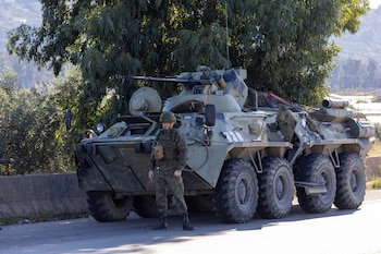 Un soldado ruso permanece al costado de la ruta tras una falla mecánica en un vehículo de un convoy militar (REUTERS/Umit Bektas/Archivo)