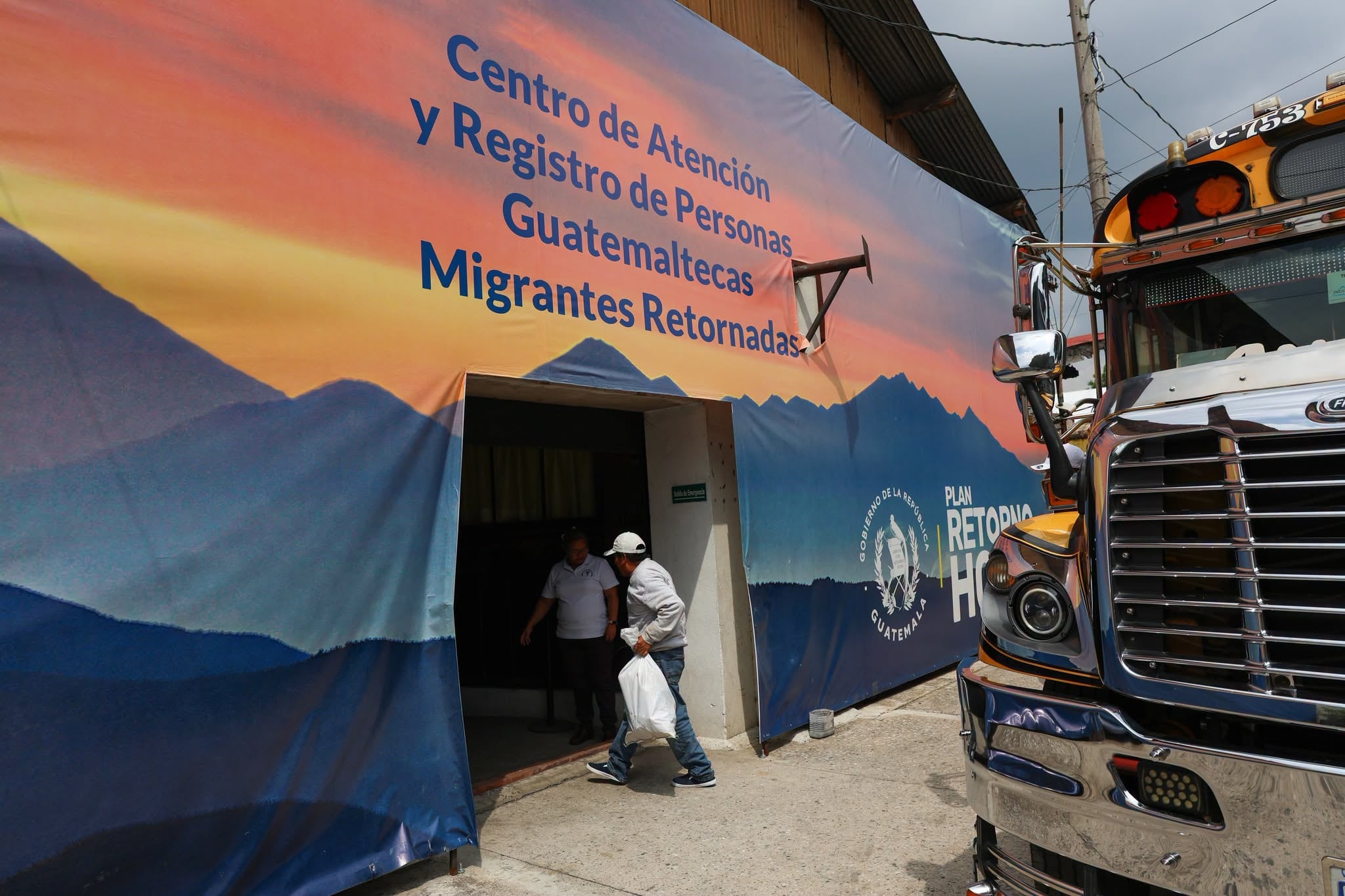 Personal del Instituto Guatemalteco de Migración atiende a la ciudadanía durante una jornada de trámites migratorios. (Instituto Guatemalteco de Migración)