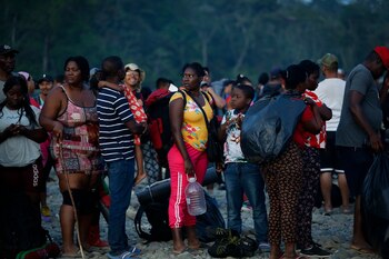 Los viajeros se enfrentan a circunstancias adversas y casi que de película, enfrentando animales salvajes como serpientes venenosas, ríos caudalosos y bandas criminales - crédito Bienvenido Velasco/EFE