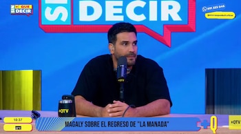 Israel Dreyfus sentado frente a un micrófono en un estudio de televisión. Viste una camiseta negra y el fondo es azul con un letrero que dice 'SIN QUE DECIR'