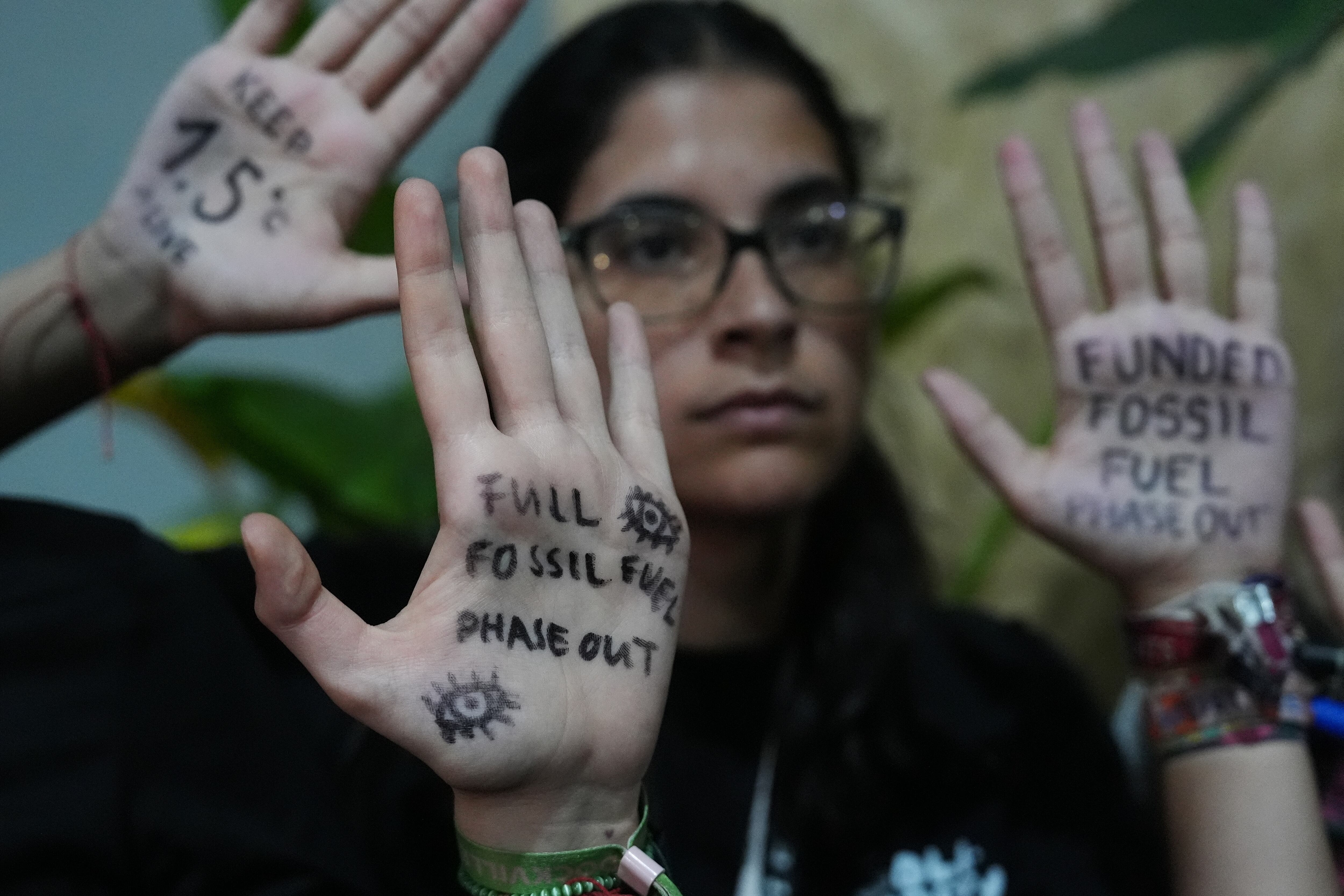 Activistas participan en una manifestación en el exterior del lugar donde se celebran las negociaciones de la cumbre del clima de Naciones Unidas, o COP30, el 21 de noviembre de 2025, en Belém, Brasil. (AP Foto/Joshua A. Bickel)
