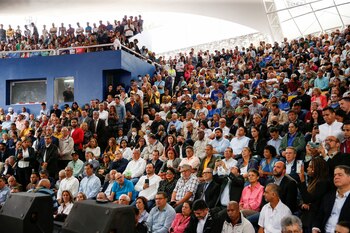 Personas en el acto de
