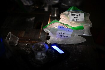 Se ven bolsas de heroína