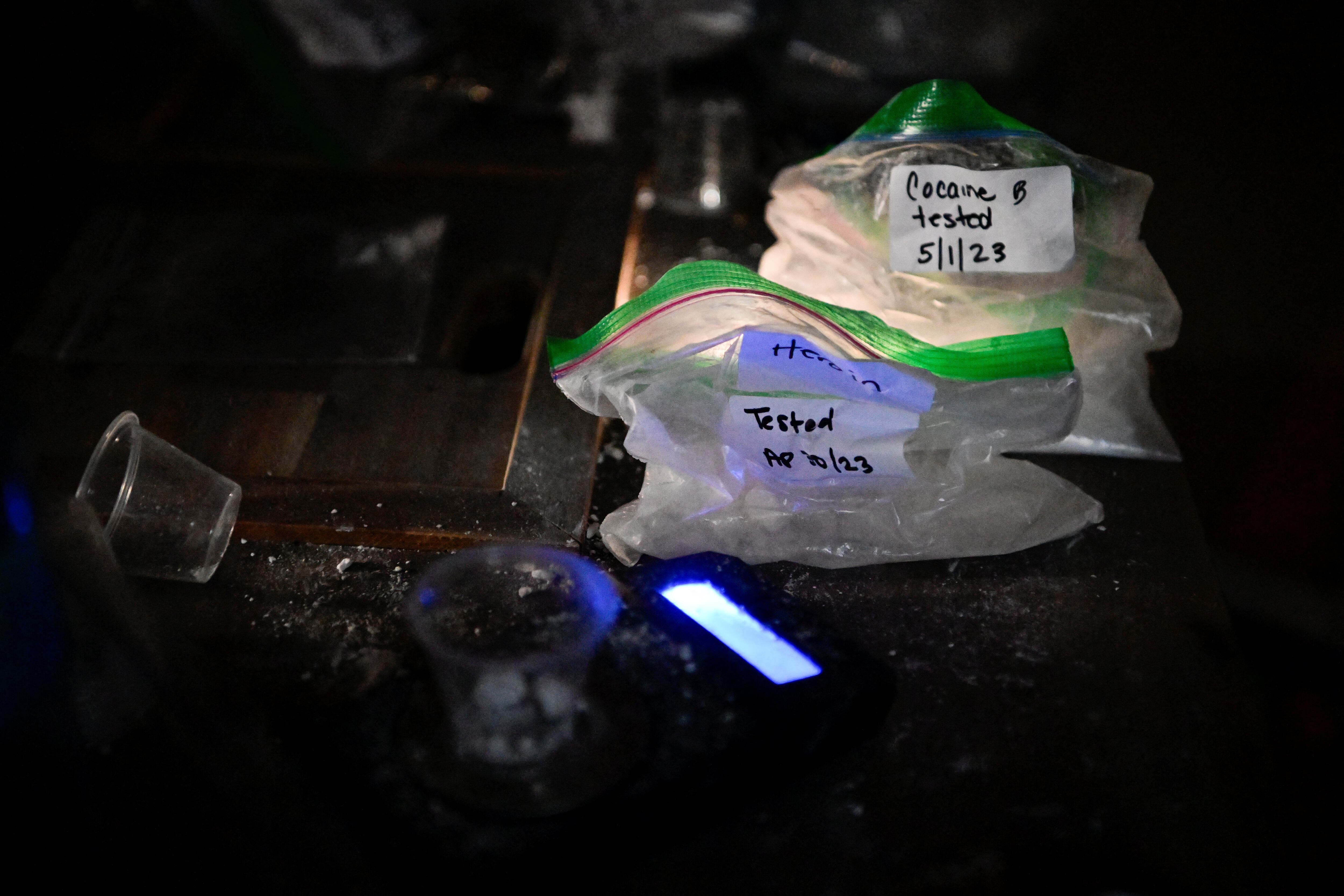 Se ven bolsas de heroína y cocaína, que han sido analizadas para detectar contaminantes, en The Drugs Store, que opera desde un tráiler, donde Jerry Martin, un defensor de los consumidores de drogas, ofrece drogas analizadas como cocaína, heroína, metanfetamina y MDMA para comprar, en el Downtown Eastside de Vancouver, Columbia Británica, Canadá, el 3 de mayo de 2023.REUTERS/Jennifer Gauthier