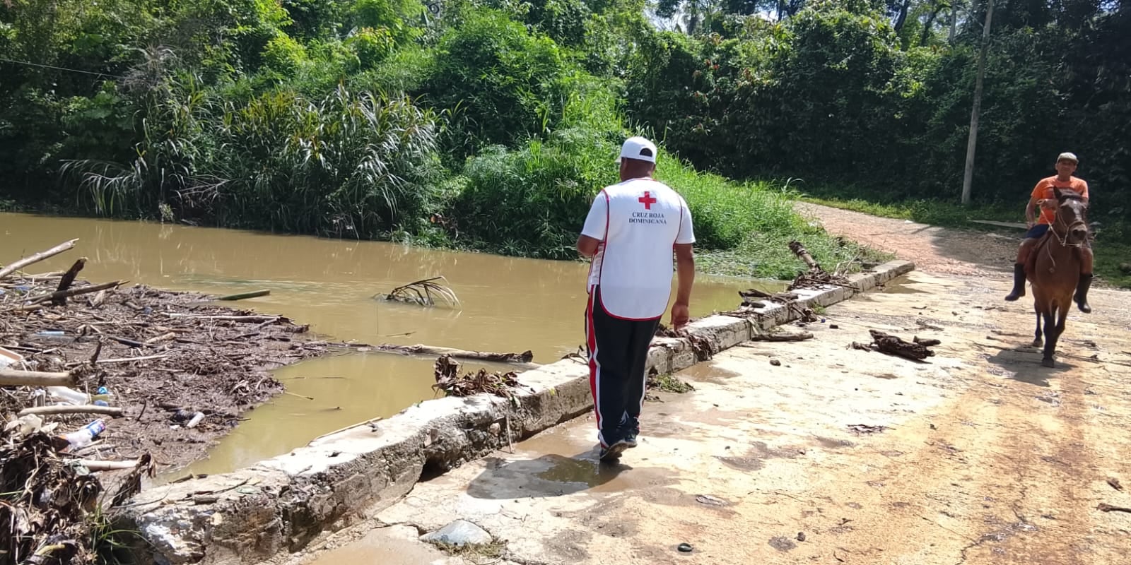Personal de Cruz Roja apoya ante la emergencia por lluvias que se registra en República Dominicana, debido a un sistema frontal./(Cruz Roja Dominicana)