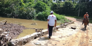 Personal de Cruz Roja apoya ante la emergencia por lluvias que se registra en República Dominicana, debido a un sistema frontal./(Cruz Roja Dominicana)