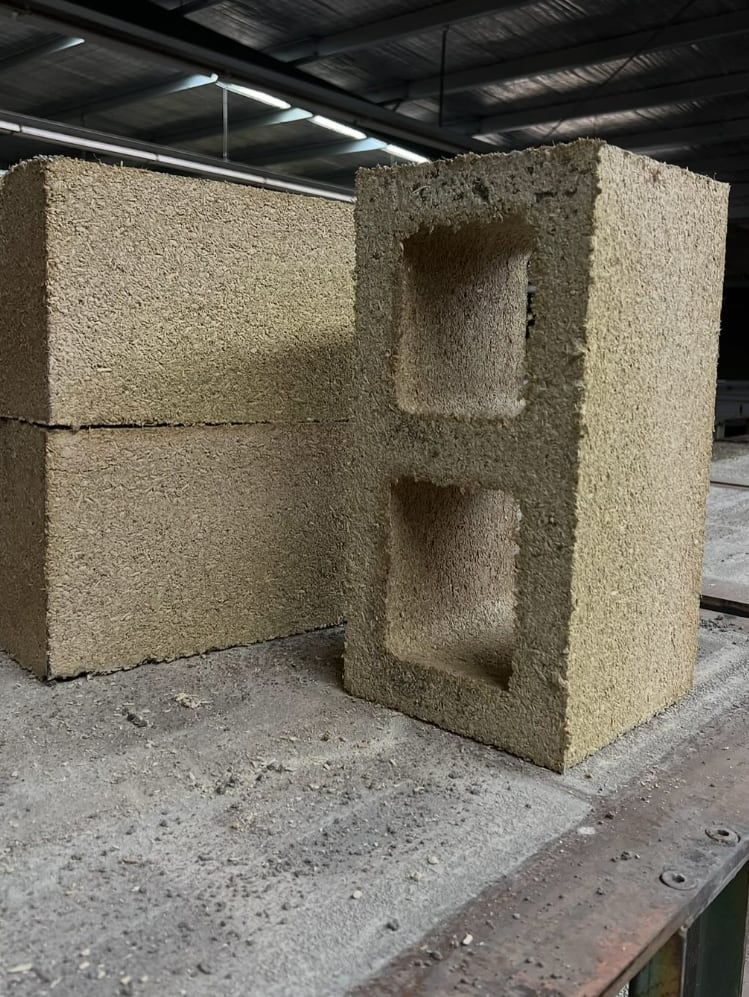 El proyecto utiliza bloques de cáñamo y conchas de ostra recicladas como base constructiva. (Instagram /joostbakker)