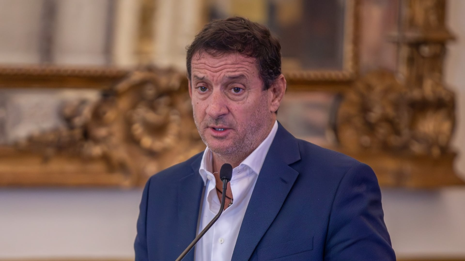 El alcalde de Lima, Renzo Reggiardo, se dirige al público en un podio, abordando la controversia sobre la solicitud de nuevas elecciones complementarias. (Foto: Facebook / Renzo Reggiardo)