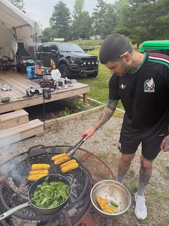 Un asado, la playera del Tri y su amor por el futbol unieron al cantante con sus fans aztecas.
