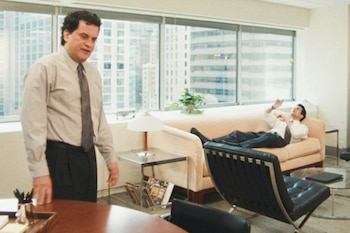 La exasistente de John F. Kennedy jr. aseguró que él y Michael Berman no son retratados con precisión. (Captura de video)