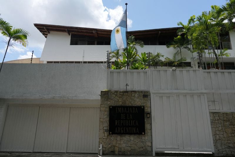 Foto de archivo de la embajada en Caracas, cuando aún flameaba la bandera argentina (REUTERS/Alexandre Meneghini)
