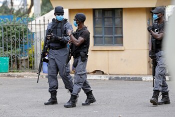 Policía con máscaras faciales en
